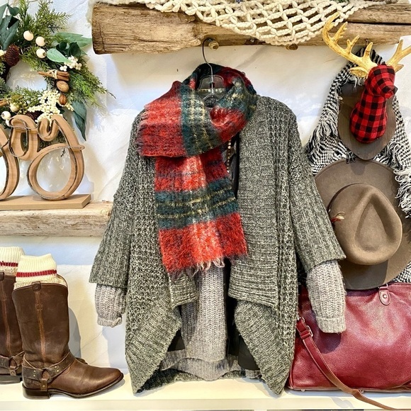 Cozy & warm mohair wool vintage scarf w cottage/resort vibe - Picture 2 of 11
